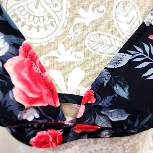 Cupshe black Floral Bikini Top Adjustable straps XXL size but fits like a Small - Picture 5 of 5